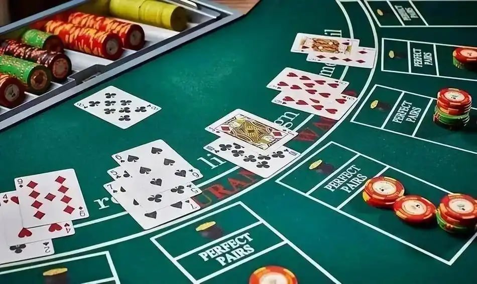 Mesin slot online dengan berbagai simbol berwarna-warni dalam layar digital yang menarik